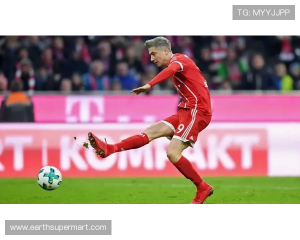 莱万多夫斯基无球跑动与空间利用解析